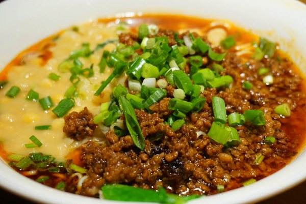 重庆生意火爆的苍蝇面馆子,解放碑附近的重庆小面馆