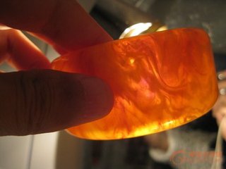 刚买回的蜜蜡为何油乎乎的,蜜蜡买回来后分层了