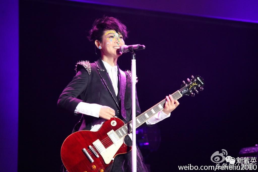 邓紫棋皮裤和别的女星对比,邓紫棋皮裤大盘点