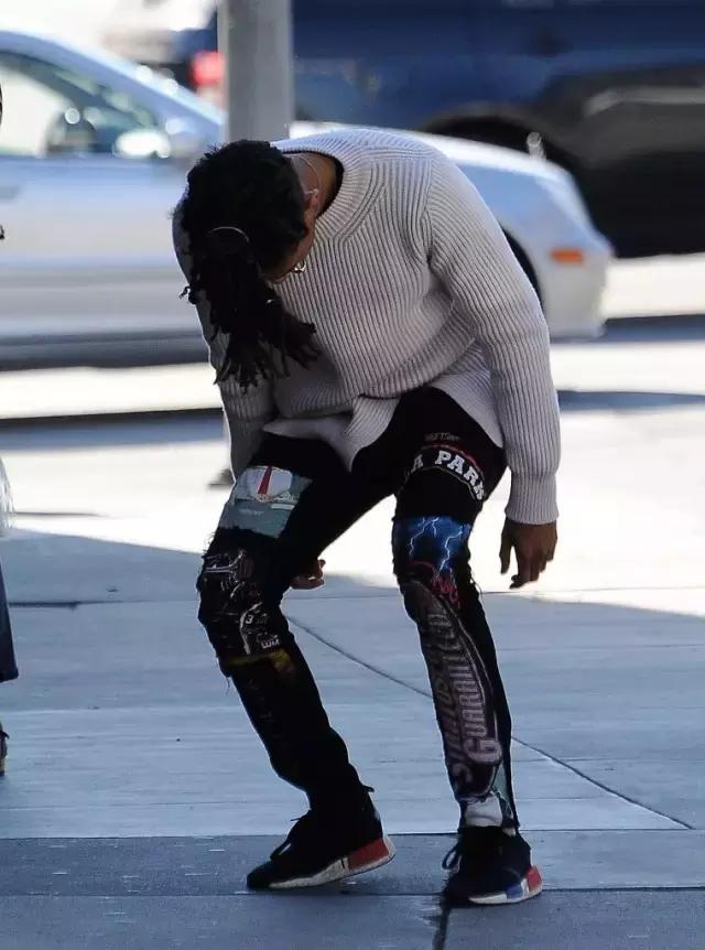 韩国明星上脚yeezy,yeezy白斑马