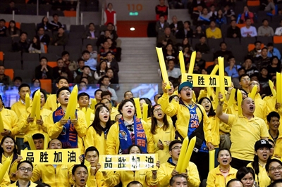 比赛虽输四川男篮球迷没输黄色旋风席卷广东客场