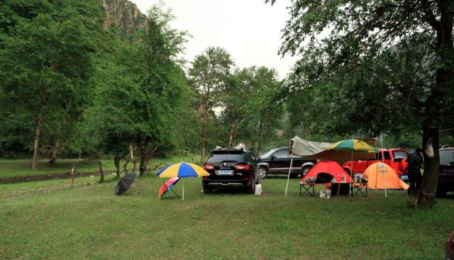 车陷泥坑应该怎么开出来,车陷坑实用办法