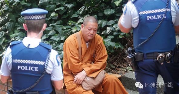 怒！亚洲假和尚已席卷世界各国骗钱！不止是伦敦！老外们都毛了！