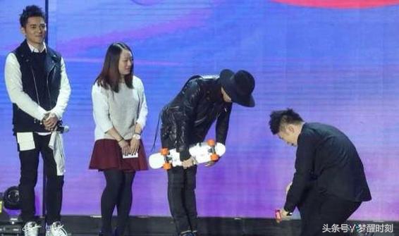 硬汉吴京视频评价韩国男团,吴京力挺中国的视频