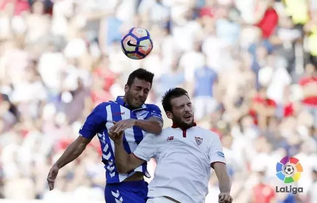 伊比利亚轶事丨足球赛场惊现篮球球衣，是友谊的象征还是？