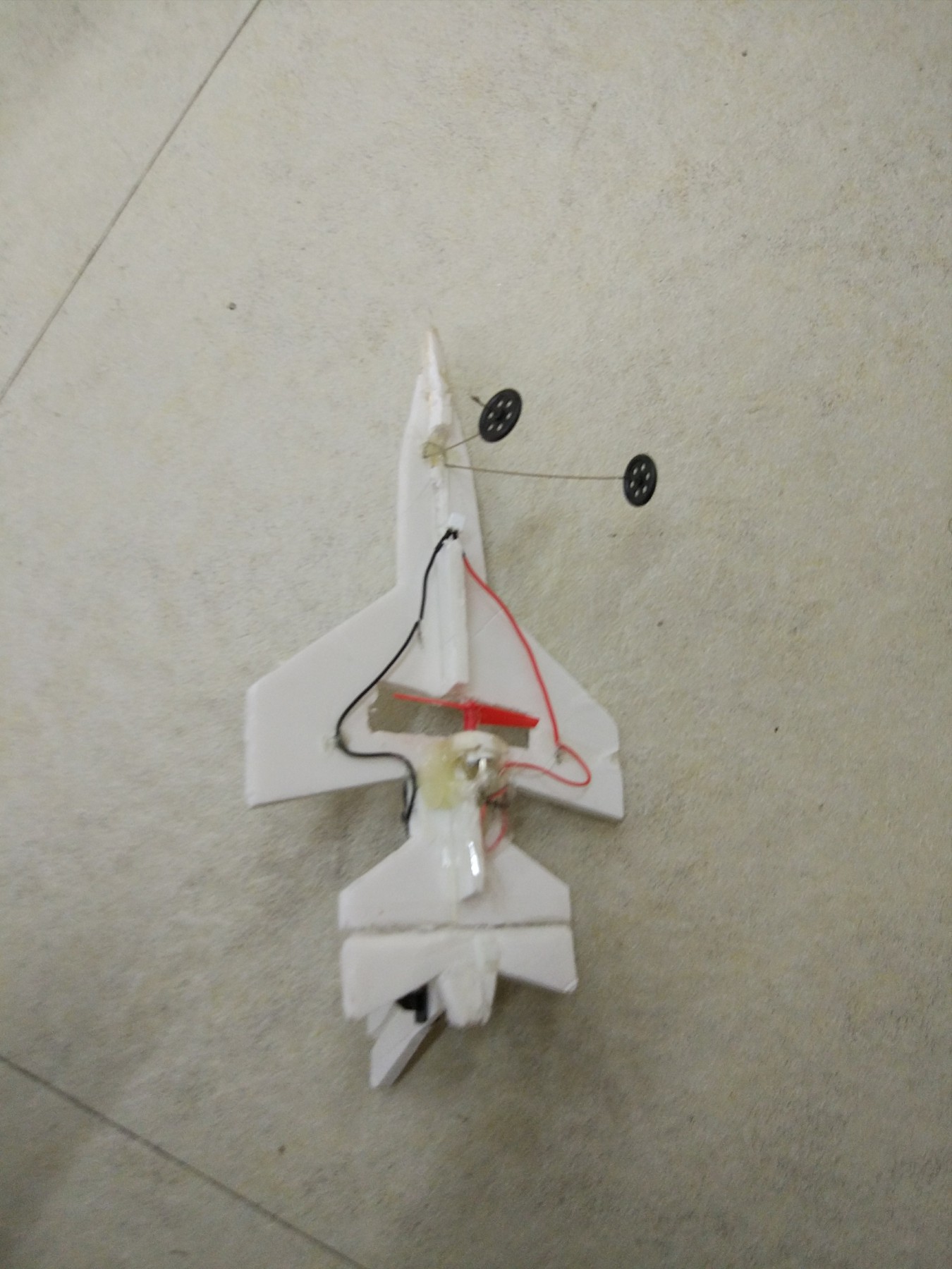 不用逛某宝某东,自己亲手制作一架遥控小飞机,飞着超爽