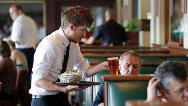 服务员不小心上错菜完整版,服务员粗心大意