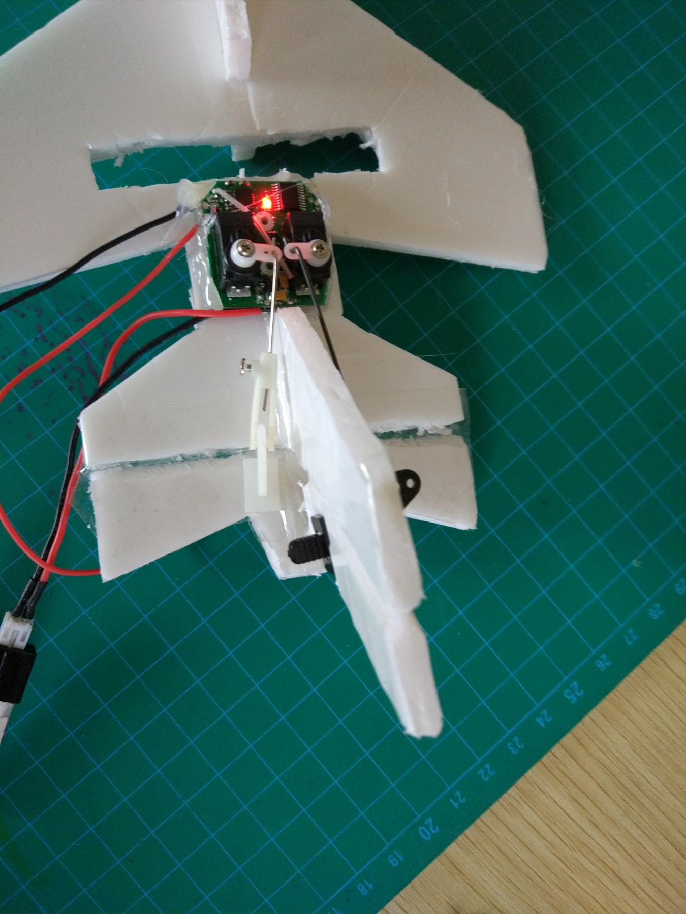 不用逛某宝某东,自己亲手制作一架遥控小飞机,飞着超爽