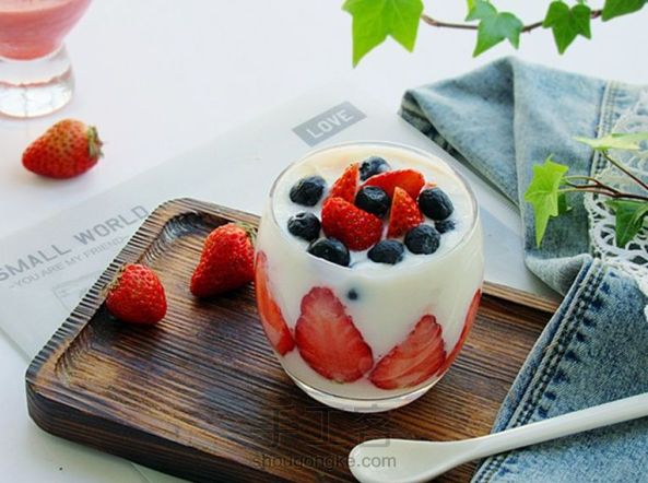 女性喝草莓酸奶,草莓酸奶饮