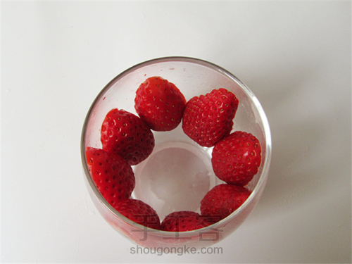 女性喝草莓酸奶,草莓酸奶饮