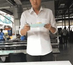 搞笑Gif：白板，动了手脚之后变*摸自**了！所以说远离赌博！