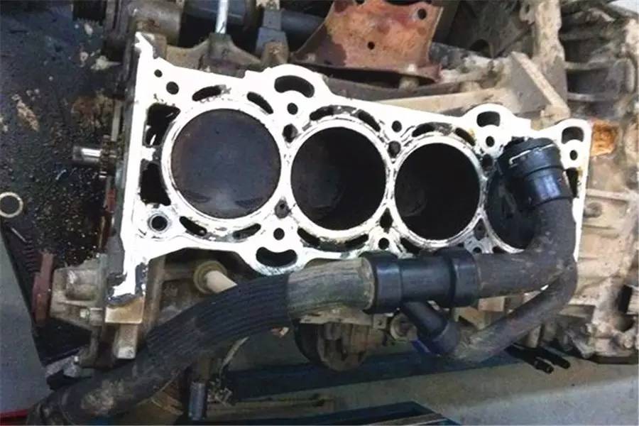 发动机表面有黑色脏东西,发动机有黑色油污怎么处理