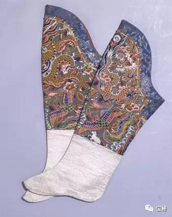 慈禧让太监苦不堪言,太监给慈禧穿袜子