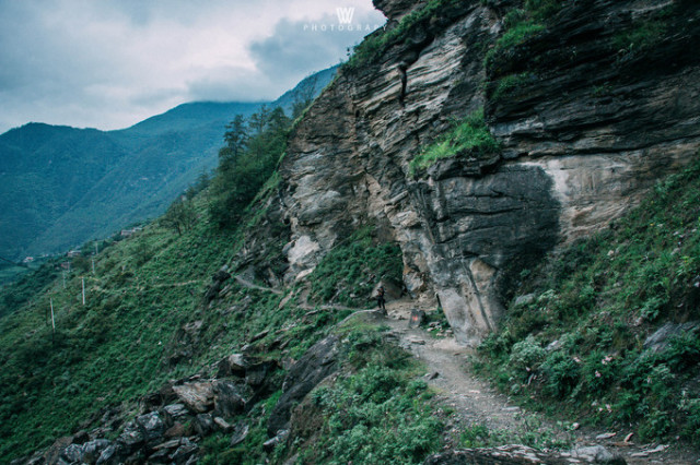 大漠户外旅行虎跳峡徒步详解,虎跳峡徒步168级勇者云梯