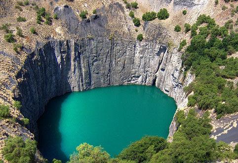 女孩将沙子里捡到的石头送给猎人，结果这个城市的鸭子全被杀光了