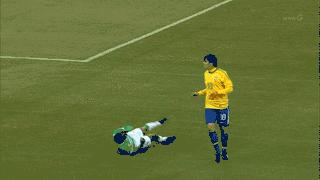 足球场上打一耳光然后假摔,足球场上被打一巴掌跳起来假摔