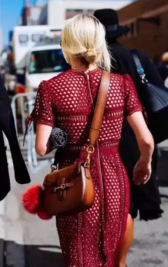 双肩包与斜背包哪种最实用,包包单肩斜挎包包治百病