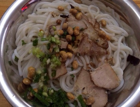 吃这种桂林米粉，胃就遭殃了，特别够味儿！