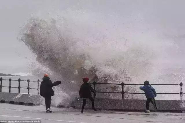 “杀人”狂风Doris席卷英国！结果又被腐国人民玩坏了……