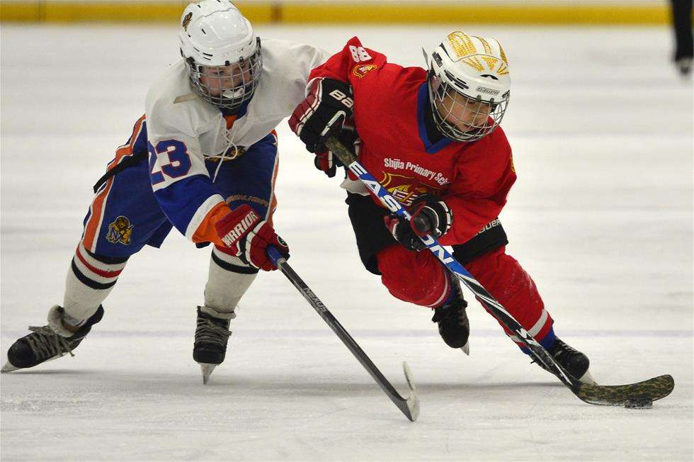 是的，冰球比赛可以打架，中国小将两度暴揍韩国运动员