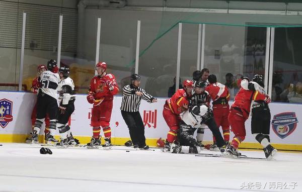 暴揍韩国？比赛要赢，打架也要赢，中国冰球小将霸气侧漏GIF