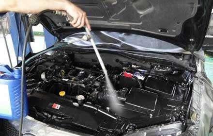 发动机舱内可以直接用水冲洗吗,4s店用水冲洗发动机舱这样伤车吗