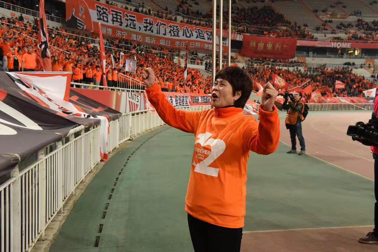 鲁能10号球衣退役,鲁能退役12号球衣是谁的