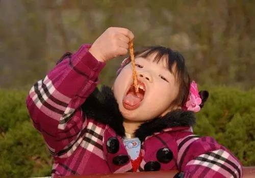 小伙因吃东西被噎死,小伙吃海鲜导致死亡