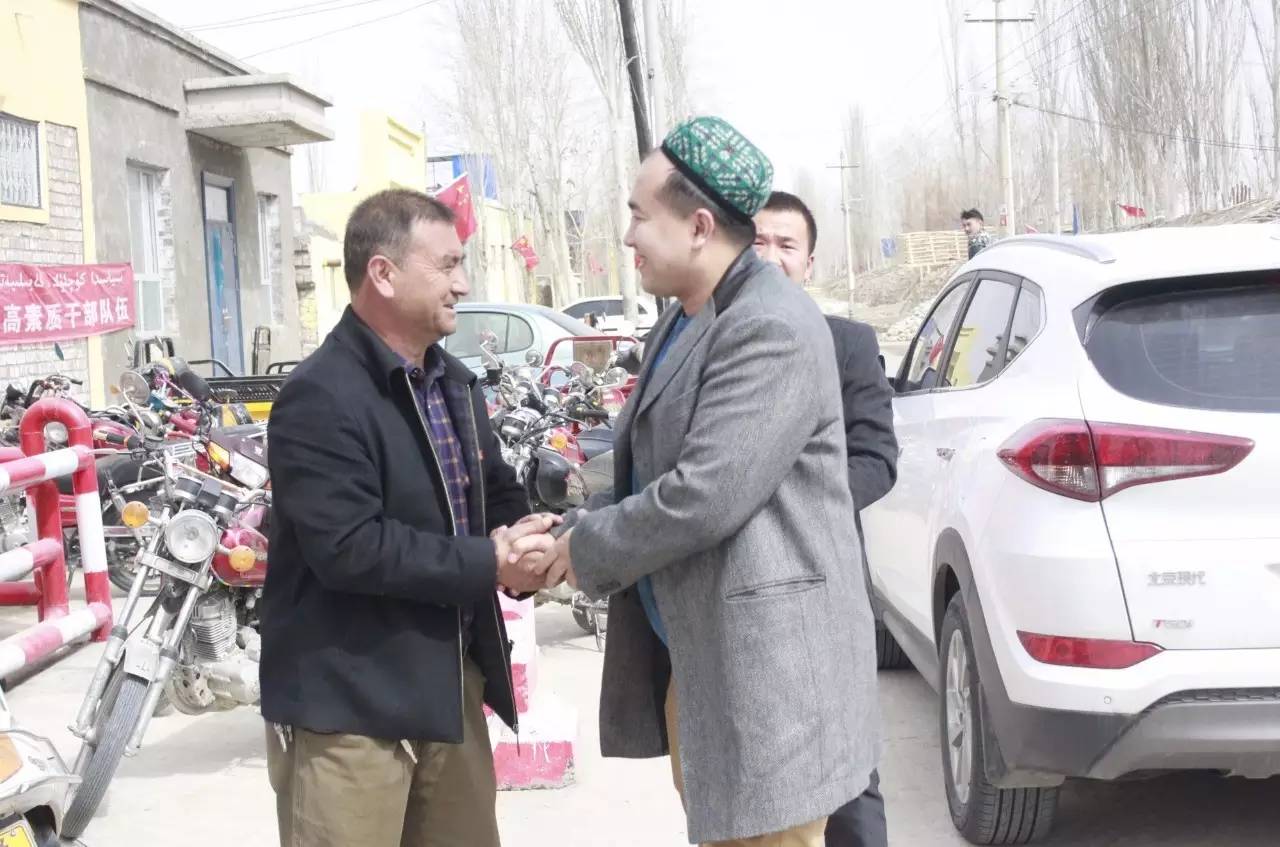 几百村民像过节一般站在村口，原来是为迎接他……