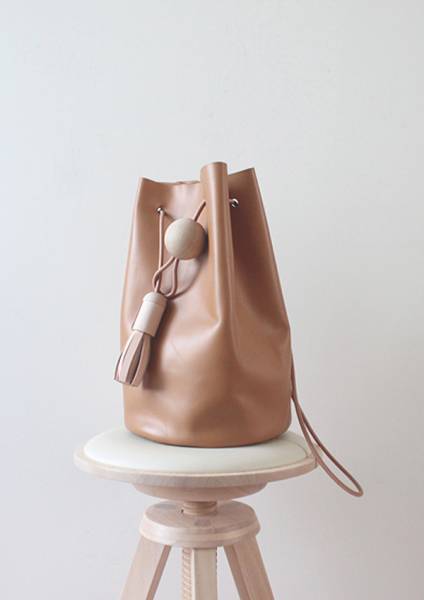 又便宜又大空间实用的双肩包,几百左右好看的大牌双肩包