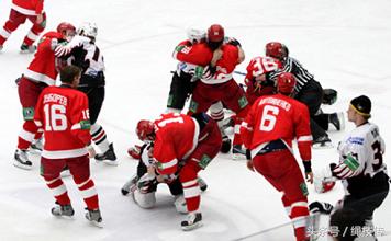 有趣的冰球运动：允许打架，可以单挑，看中国冰球队员单挑韩国