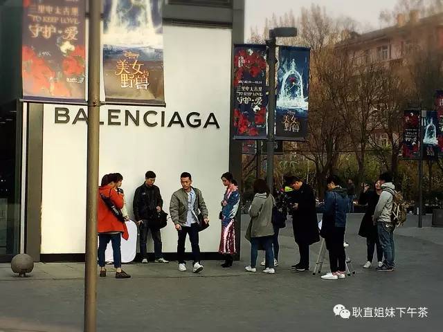 上班族福利:耿直姐妹三分钟带你逛完宇宙中心——三里屯