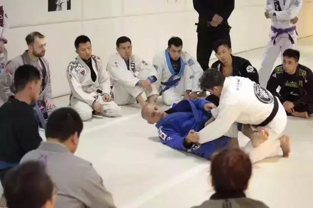 “柔术战士”在DeLaRiva特训新文源辛巴柔术学院