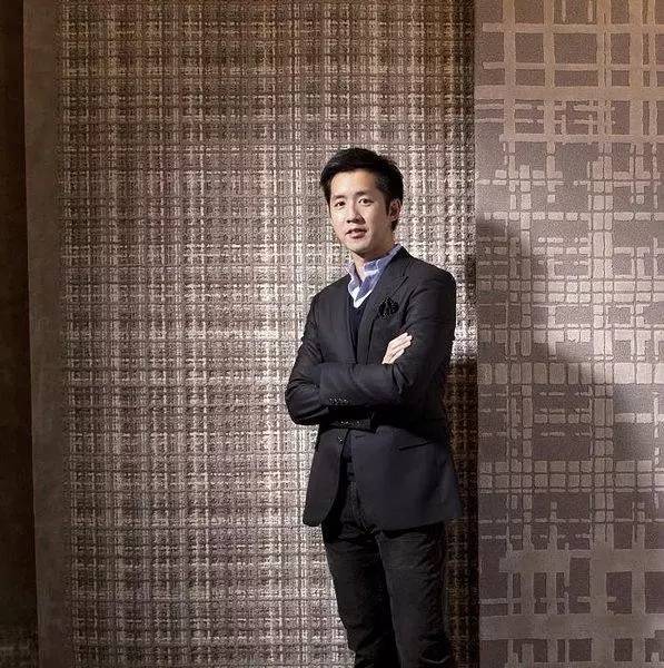 他放弃家族产业投身艺术，成为当今华人设计界的“钻石王老五”