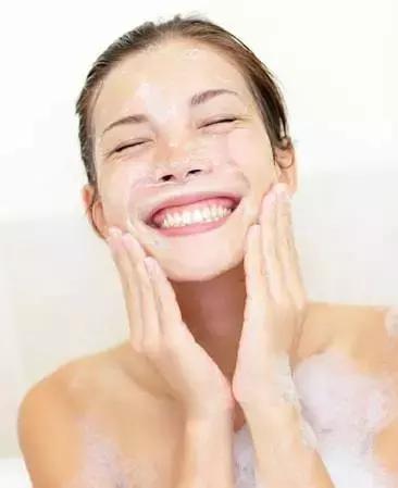 洁面皂与洗面奶洁面效果哪个好,洁面皂和洗面奶哪个对皮肤好些