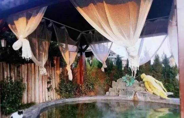 一起泡温泉的奢侈的享受,夏日一起泡温泉