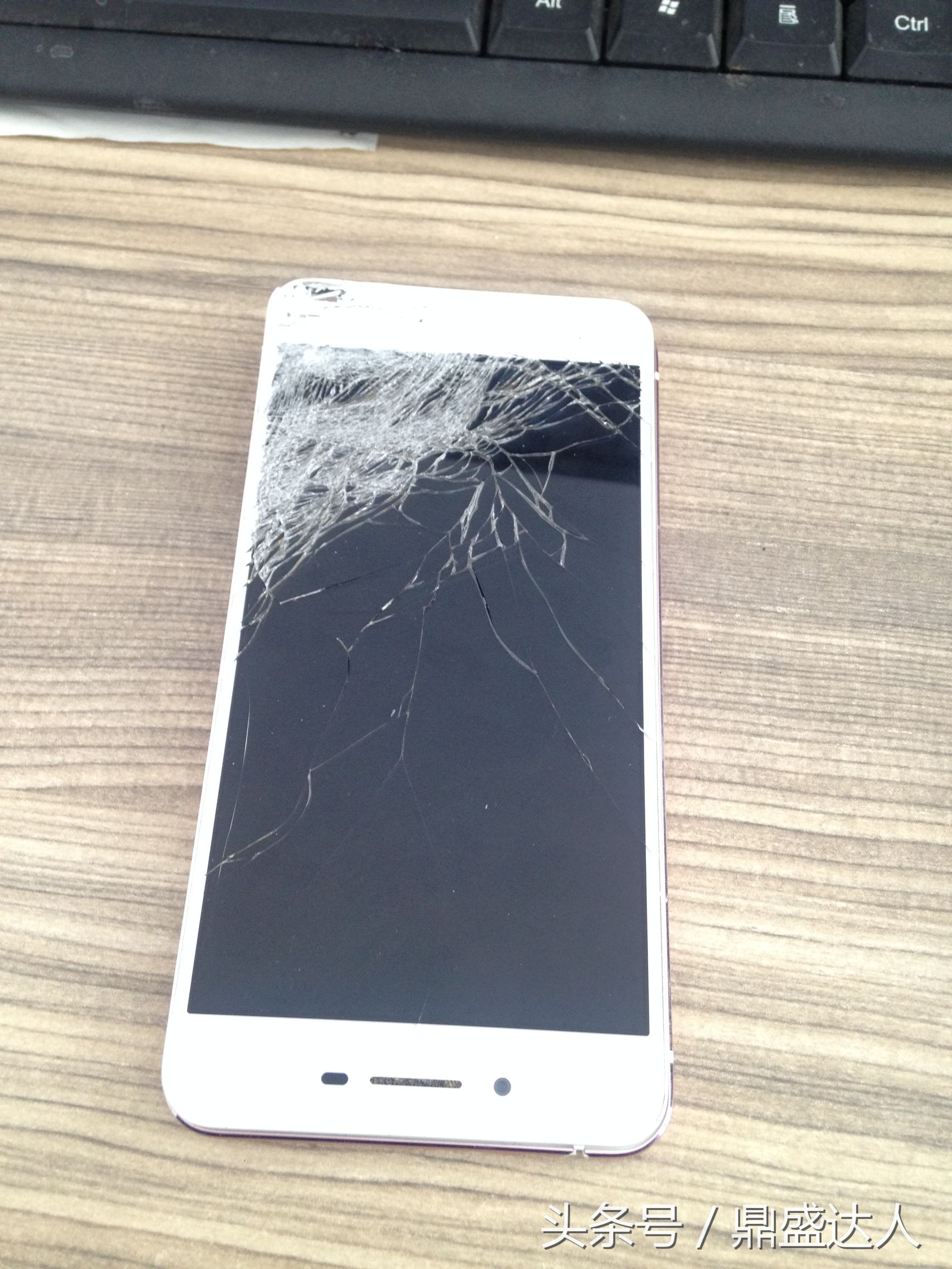 拍视频夫妻俩吵架,夫妻吵架摔手机后的效果