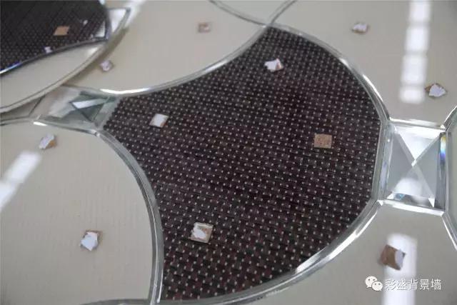 墙上挂镜子上玻璃胶怎么处理,墙壁上装大镜子一定要打玻璃胶吗