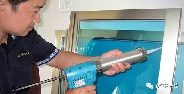 墙上挂镜子上玻璃胶怎么处理,墙壁上装大镜子一定要打玻璃胶吗