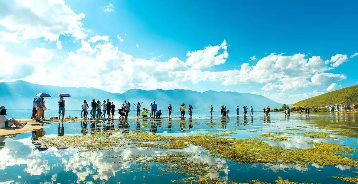 泼水节云南德宏游客视角,德宏泼水节孔雀舞申报吉尼斯纪录