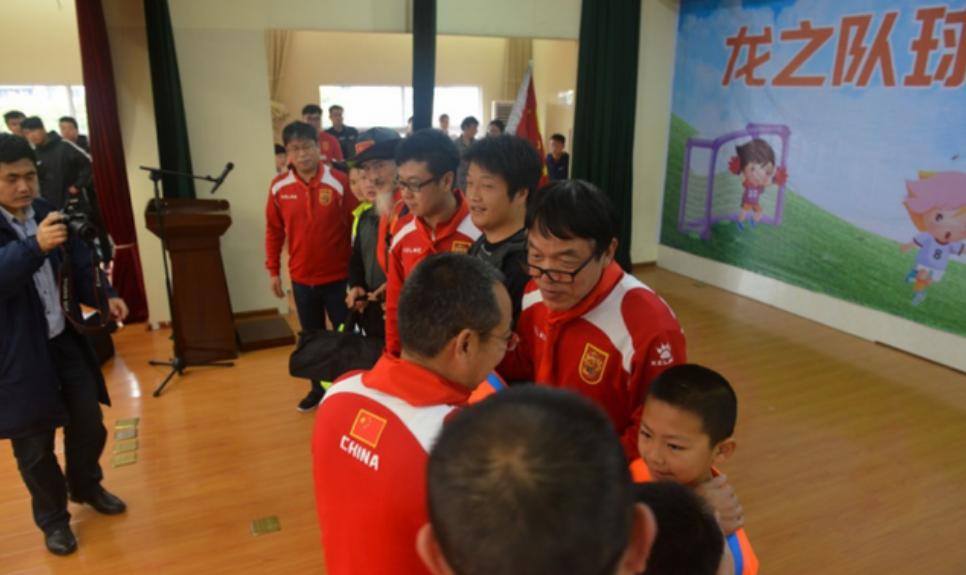 为促进校园足球运动蓬勃发展龙之队球迷会走进校园助力国足破韩