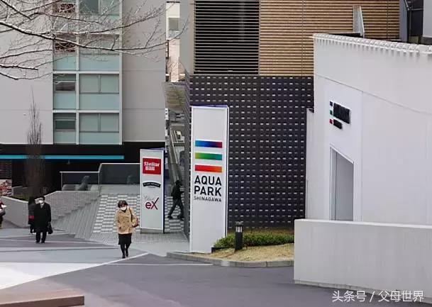 一个从来没用过童车的爸爸抱着孩子去日本水族馆吓人了!