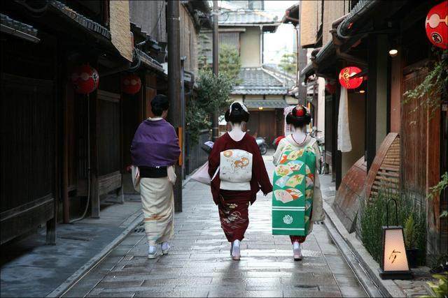 日本妇女背上的小枕头有什么用,日本女人后背小枕头有啥用