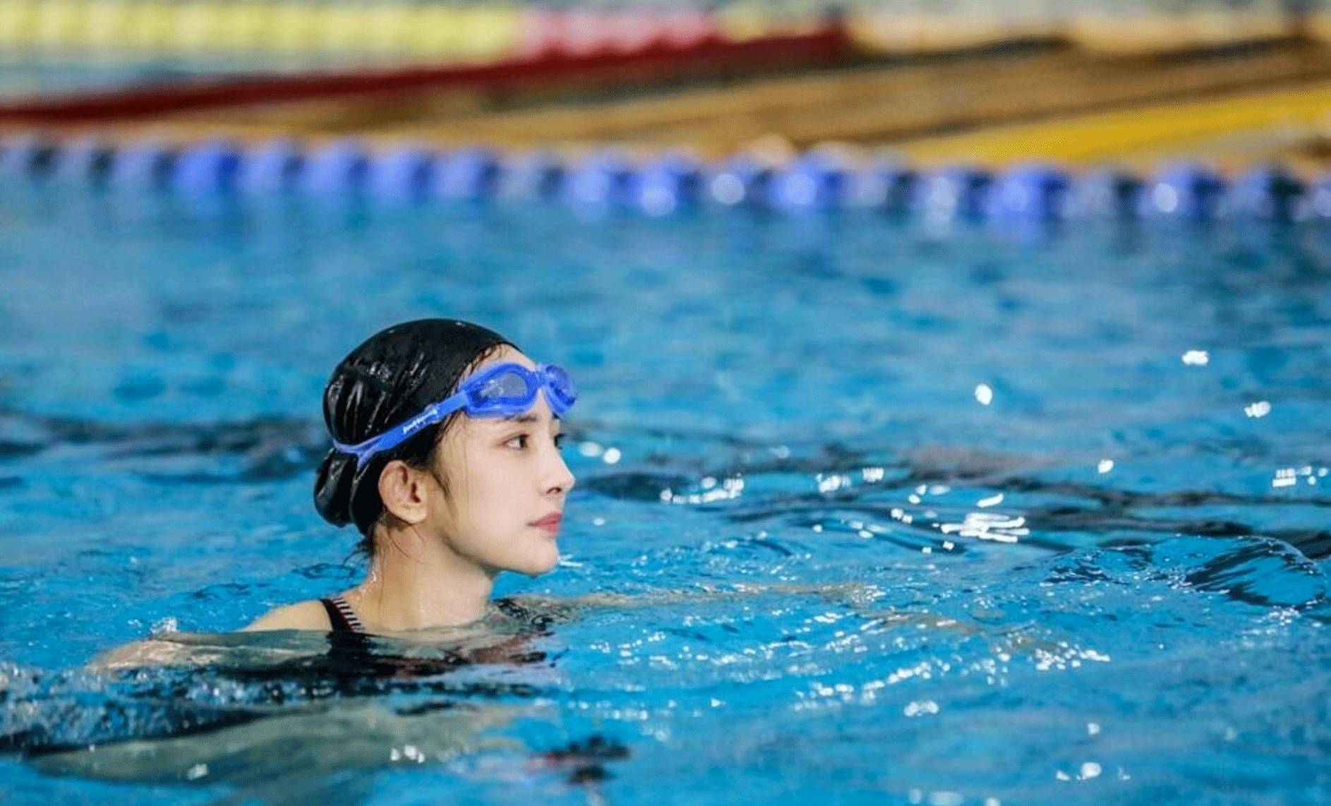 杨幂在泳池边吃苹果,在游泳馆里偶遇杨幂