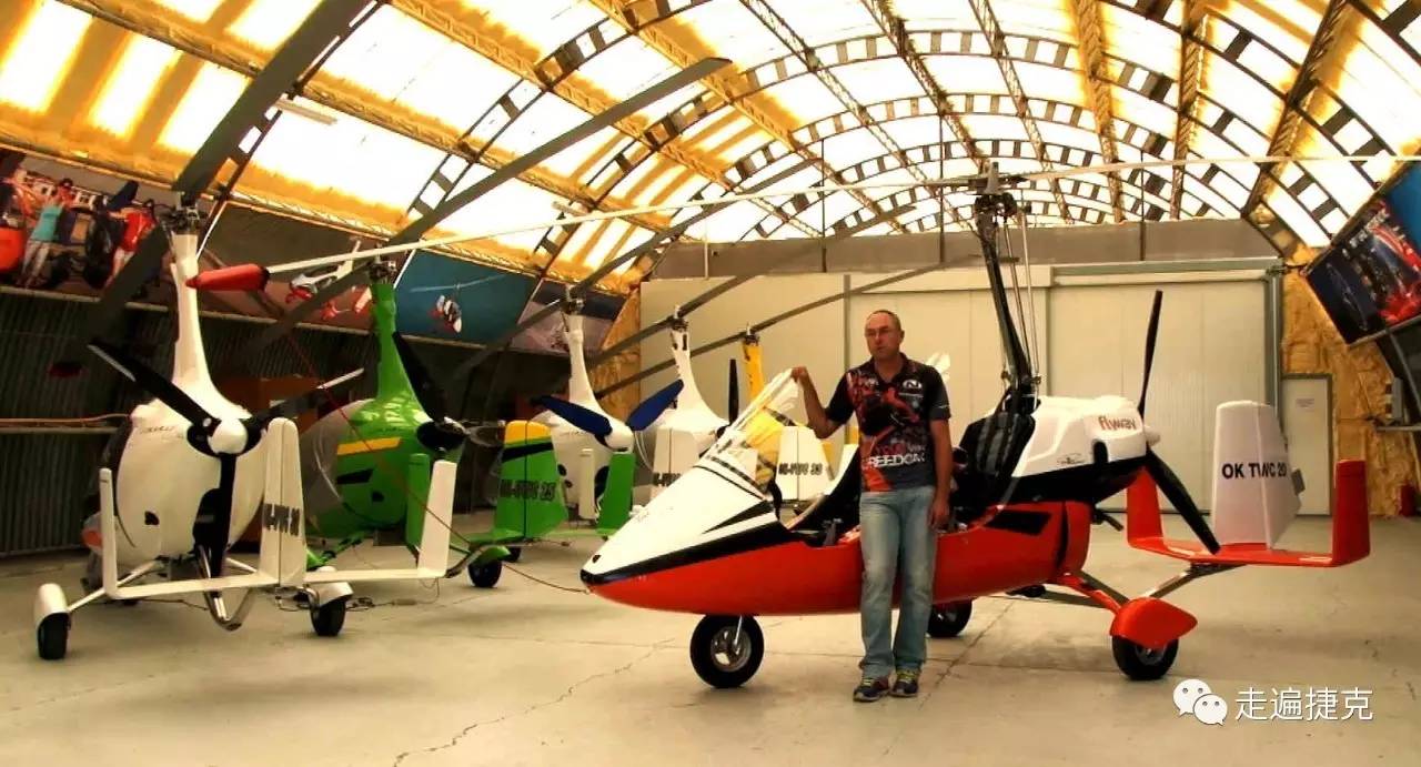 上瘾了，直升机飞行员什么都不顾了，捷克飞行员把直升机降落到瓦茨拉夫广场，自己去喝咖啡了