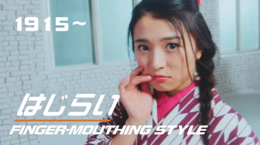 还在为拍照姿势而头疼？卖萌起家的JK们，早在100年前就美成精了！也许她们的某个姿势能带给你一点灵感……