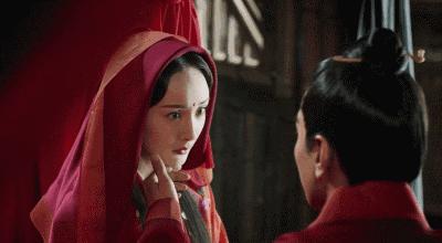 杨幂在泳池边吃苹果,在游泳馆里偶遇杨幂