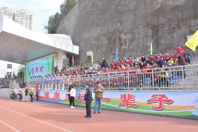 这一群中小学生像职业球员一样在踢球！