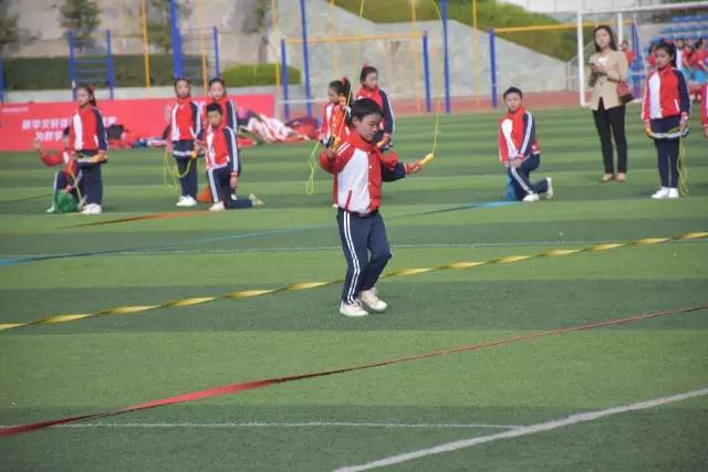 这一群中小学生像职业球员一样在踢球！