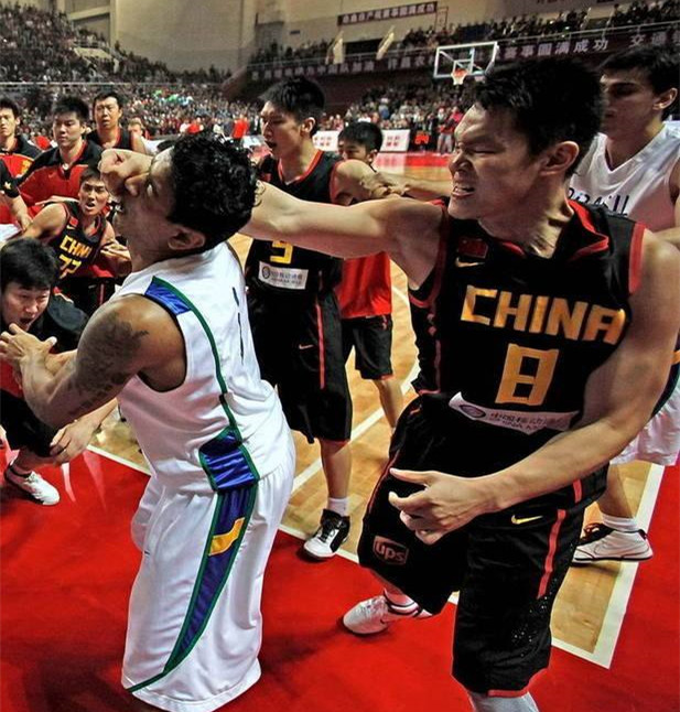 nba汤帅被打,nba教练汤帅被揍出脑浆